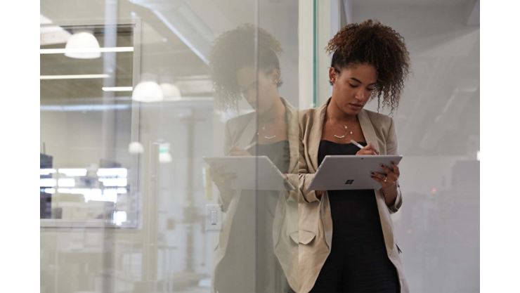Una donna scrive con la Penna per Surface su un tablet Surface