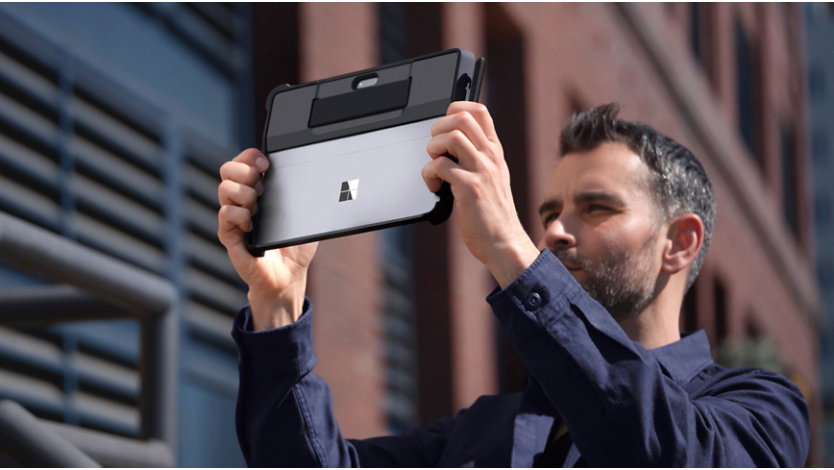 Una persona utilizza un dispositivo Surface Go 3 per scattare una foto