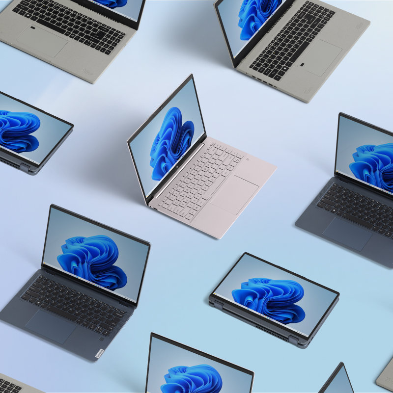 Un'esposizione di dispositivi posati su un tavolo