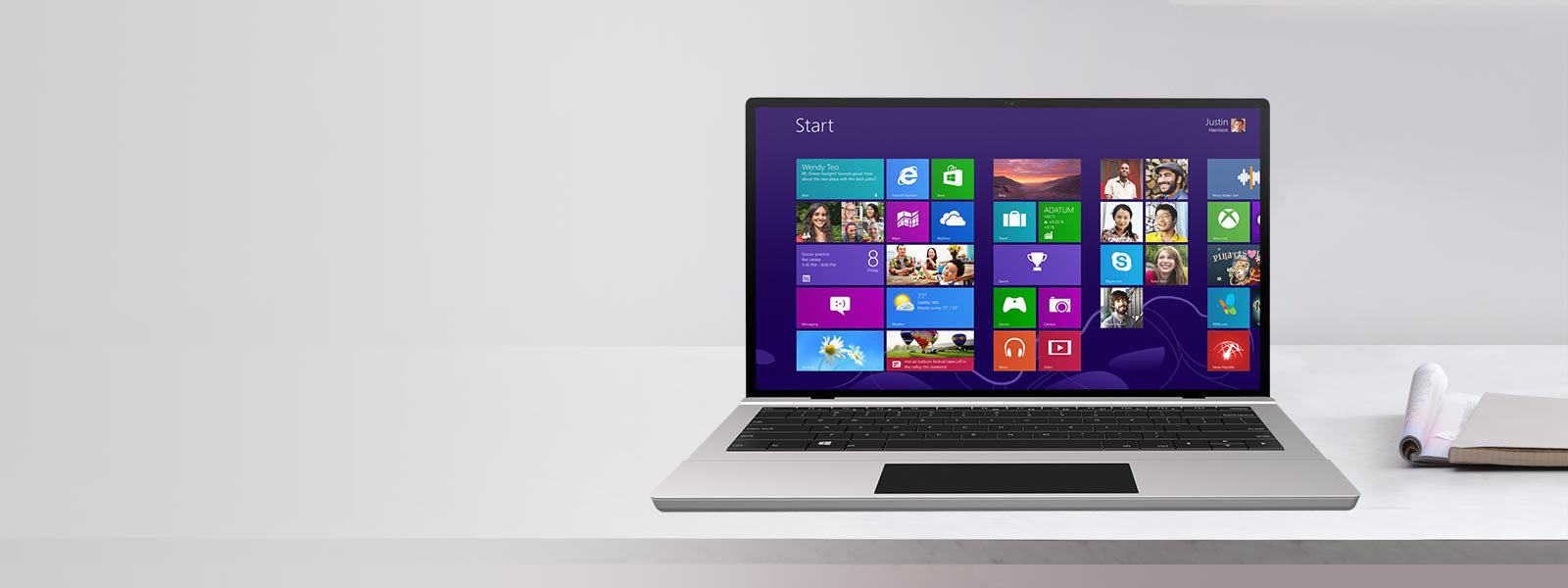 Laptop z systemem Windows 8 na biurku