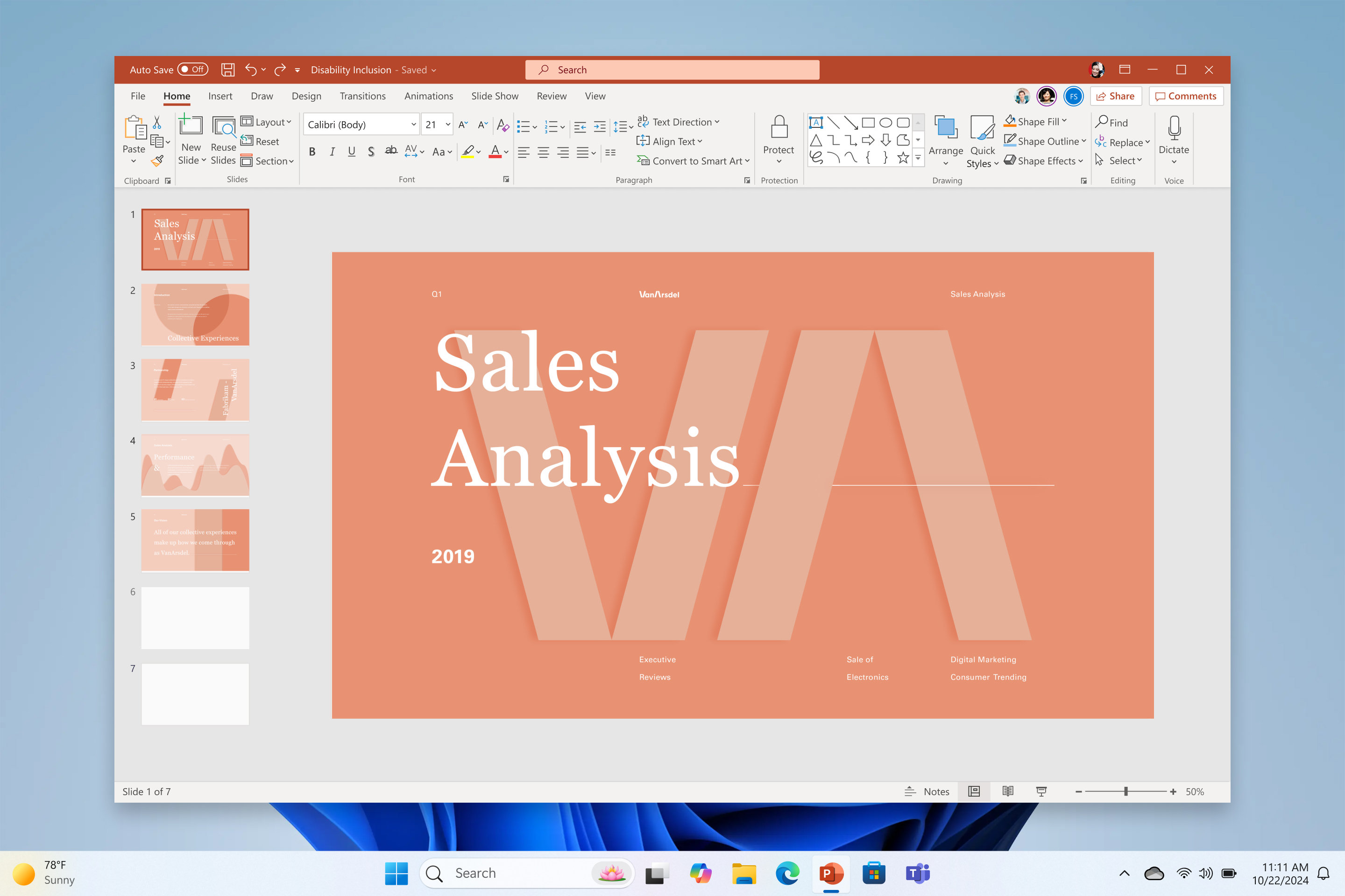 ไฟล์ PowerPoint เปิดอยู่บนหน้าจอคอมพิวเตอร์