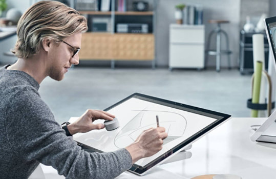 Un uomo usa Surface Dial sullo schermo di Surface Studio 2.